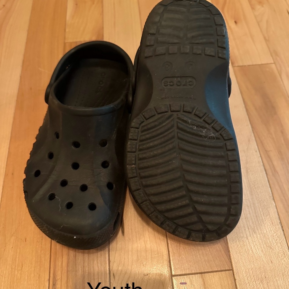 Black crocs